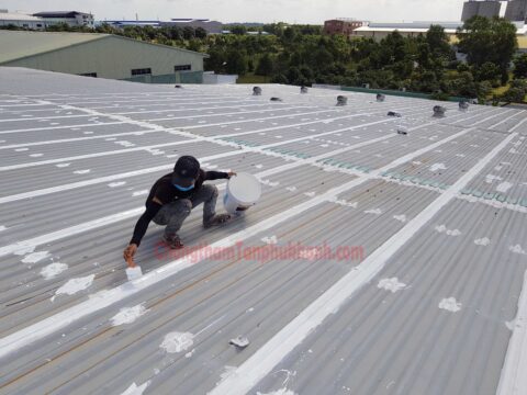Quét keo PU và lưới gia cường thi công chống dột mái tôn