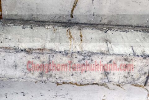 Vết nứt do tải trọng ở giữa nhịp dầm bê tông