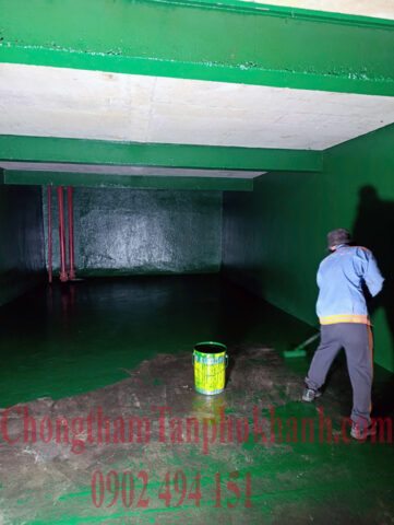 kỹ thuật viên thi công chống thấm bể chứa nước ngầm tại TP.HCM
