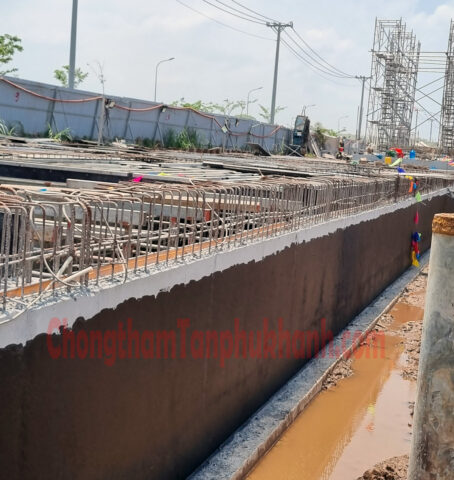Thi công màng chống thấm bitumen / HDPE mặt ngoài tường tầng hầm — phương pháp hiệu quả nhất khi công trình chưa lấp đất