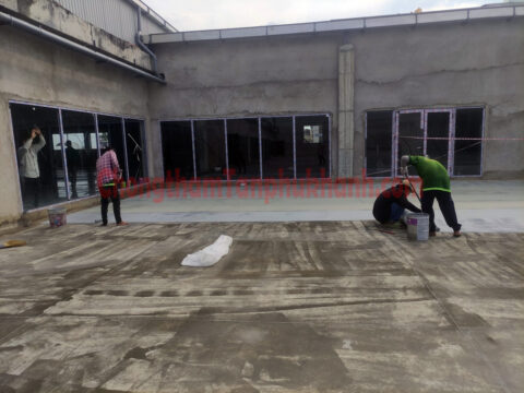 Thợ Tân Phú Khánh thi công lớp keo PU chống thấm sàn mái chung cư