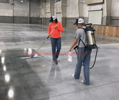 Thợ Tân Phú Khánh trải đều hóa chất liquid hardener trên sàn bê tông nhà xưởng
