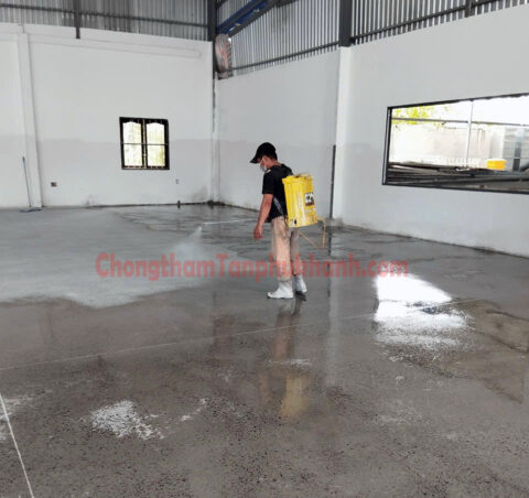 Thợ Tân Phú Khánh phun hóa chất tăng cứng lên sàn bê tông nhà xưởng