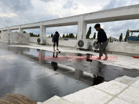 Thợ Tân Phú Khánh thi công lớp keo chống thấm sàn mái chung cư