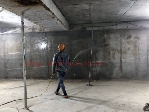 Đội thi công Tân Phú Khánh tưới nước bảo dưỡng chống thấm ngược tinh thể thẩm thấu